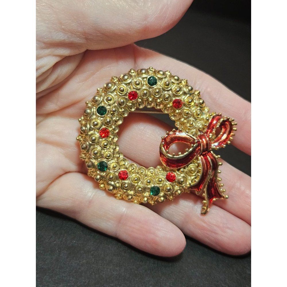 Vintage Liz Claiborne gold tone holiday wreath brooch